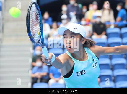 Tokyo, Japan. 23rd Sep, 2022. Zhang Shuai of China returns the ball against Petra Martic of Croatia at the singles quarter final match at the Toray Pan Pacific Open tennis tournament at the Ariake Coliseum in Tokyo on Friday, September 23, 2022. Zhang defeated Martic 7-5, 6-2. Credit: Yoshio Tsunoda/AFLO/Alamy Live News Banque D'Images
