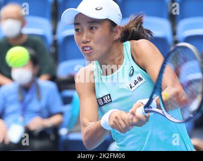 Tokyo, Japan. 23rd Sep, 2022. Zhang Shuai of China returns the ball against Petra Martic of Croatia at the singles quarter final match at the Toray Pan Pacific Open tennis tournament at the Ariake Coliseum in Tokyo on Friday, September 23, 2022. Zhang defeated Martic 7-5, 6-2. Credit: Yoshio Tsunoda/AFLO/Alamy Live News Banque D'Images