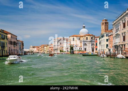 Bateaux et gondoles sur le Grand Canal à Venise, Italie Banque D'Images