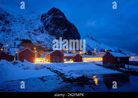 Ramberg village avec des maisons traditionnelles de rorbue rouge dans la nuit, la Norvège Banque D'Images