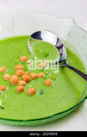 soupe de pois verts avec pois frits Banque D'Images