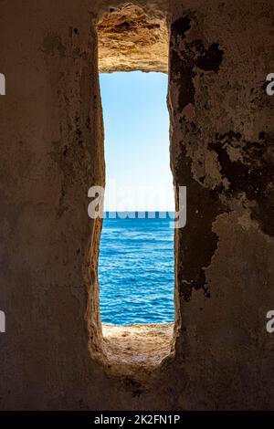 Une fenêtre sur la mer et l'horizon Banque D'Images