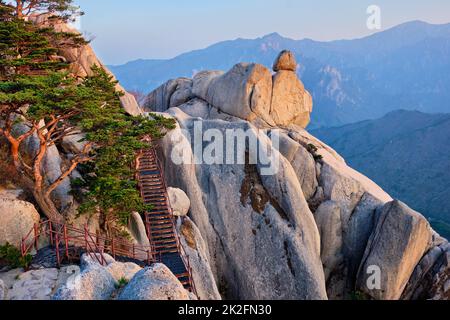 Vue de Ulsanbawi pic sur le coucher du soleil. Le Parc National de Seoraksan, Corée du Sud Banque D'Images