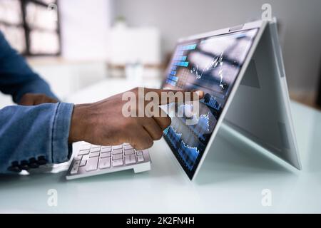 Homme d'affaires africain utilisant le tableau de bord KPI des données analytiques Banque D'Images