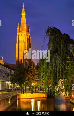Église Notre Dame et le canal. Brugge Bruges, Belgique Banque D'Images