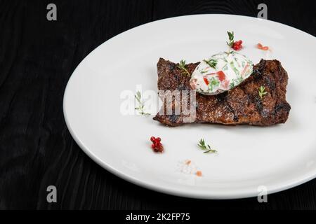 Steak de flanc de bœuf mariné et juteux grillé Banque D'Images