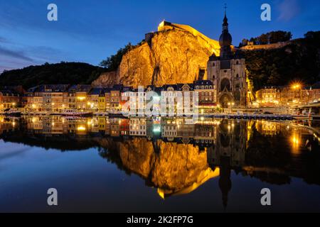 Vue de nuit sur la ville de Dinant, Belgique Banque D'Images