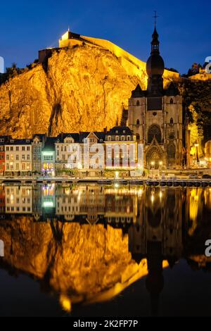 Vue de nuit sur la ville de Dinant, Belgique Banque D'Images