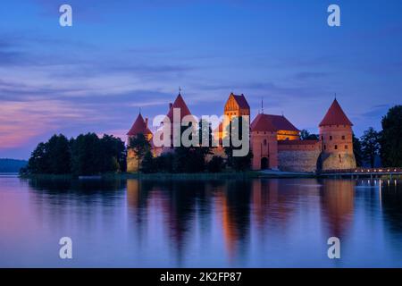 L'île de Trakai Castle en lac Galve, Lituanie Banque D'Images