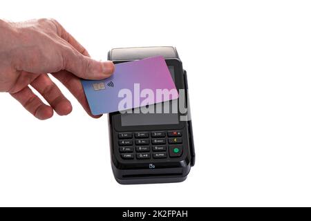 Carte en plastique attachée au terminal de paiement avec la main d'un homme sur un fond blanc isolé Banque D'Images