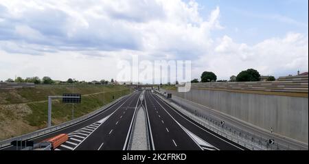 Vider la nouvelle vue de l'autoroute. Pas de circulation Banque D'Images