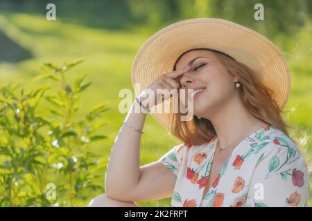 Belle jeune femme profite d'une journée ensoleillée en plein air. Banque D'Images