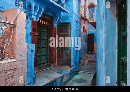 Maisons bleues dans les rues de Jodhpur Banque D'Images