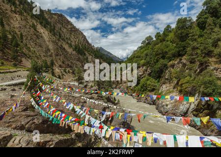 Drapeaux de prière bouddhistes Lungta dans la vallée de Lahaul au-dessus de la rivière Chandra Banque D'Images