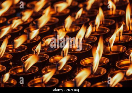 Bougies allumées dans un temple bouddhiste Banque D'Images