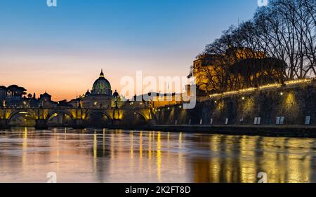 St. Pont Angelo, Castel Sant'Angelo et St. Basilique Pierre au coucher du soleil Banque D'Images