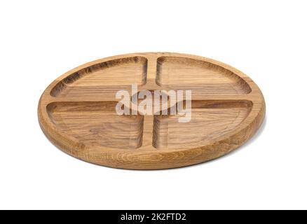 assiette ronde en bois vide pour servir du fromage, des légumes sur un fond blanc isolé Banque D'Images