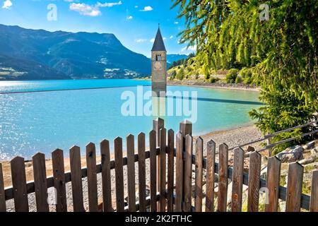 Clocher submergé de Curon Venosta ou Graun im Vinschgau sur le lac de Reschen vue sur le paysage Banque D'Images