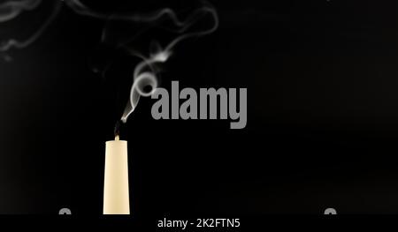 Bougie grillée sur fond noir Banque D'Images