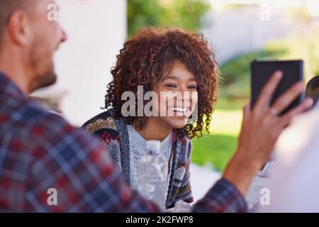 C'est un pour le flux de nouvelles. Une jeune femme regardant un téléphone d'amis. Banque D'Images