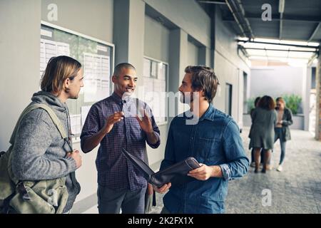 Theres tellement nous pouvons apprendre les uns des autres. Photo d'un groupe de jeunes étudiants ayant une discussion sur le campus. Banque D'Images