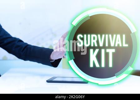 Kit de survie de légende conceptuelle. Approche commerciale équipement d'urgence Collection d'articles pour aider quelqu'un Banque D'Images