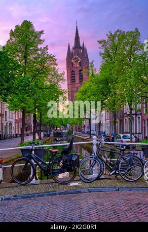 Rue delt avec vélos sur le pont au-dessus du canal Banque D'Images