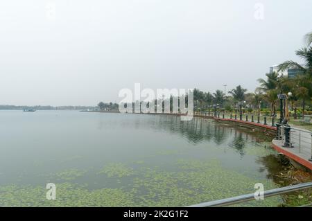 Promenade au bord du lac vue sur le paysage le long du lac à l'intérieur d'Eco tourisme parc Kolkata Inde Asie du Sud Banque D'Images