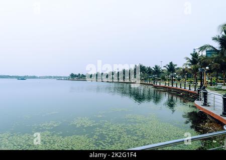 Promenade au bord du lac vue sur le paysage le long du lac à l'intérieur d'Eco tourisme parc Kolkata Inde Asie du Sud Banque D'Images