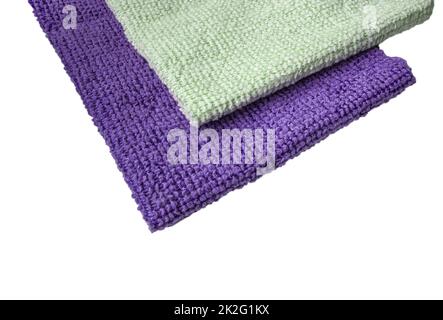 Tissu en microfibre violet et vert clair, mis en évidence sur un fond blanc. Nouveau matériau en microfibre douce pour le nettoyage des objets et des surfaces. Isolé sur un arrière-plan blanc par écrêtage Banque D'Images