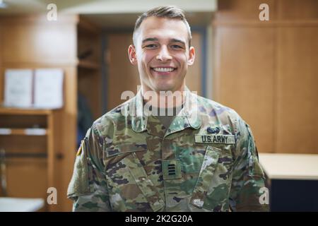 Theres confiant et ensuite theres militaire confiant. Coup de jeune soldat debout dans les dortoirs d'une académie militaire. Banque D'Images