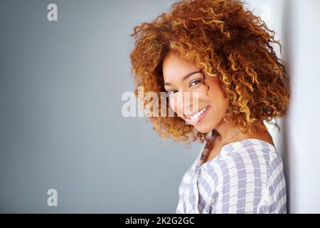 Pleine de confiance en soi. Photo en studio d'une jeune femme d'affaires sur fond gris. Banque D'Images