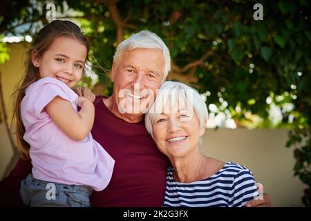 Elle est leur Trésor. Portrait court d'une petite fille passant du temps avec ses grands-parents. Banque D'Images