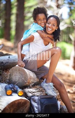 Nous pouvons faire cette randonnée ensemble. Photo d'une mère sur le point de porter sa fille sur ses épaules pendant sa randonnée. Banque D'Images