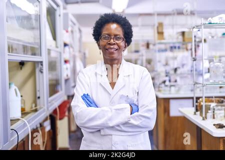 Mon appel est de continuer à découvrir. Portrait d'une scientifique féminine debout dans un laboratoire. Banque D'Images