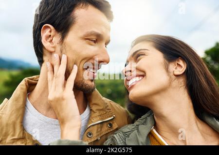 Rien de mieux que d'être amoureux de votre meilleur ami. Photo d'un jeune couple affectueux en plein air. Banque D'Images