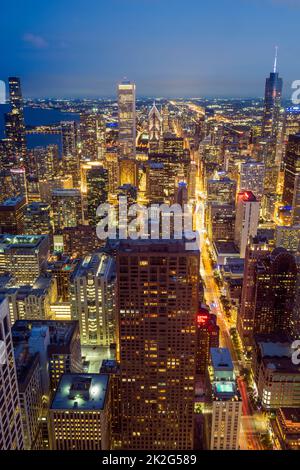 Vue aérienne nocturne de la ville, Chicago, Illinois, États-Unis Banque D'Images