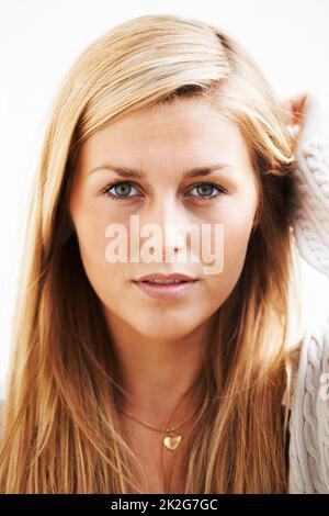 Beauté décontractée. Portrait d'une jeune femme attrayante et confiante à l'extérieur. Banque D'Images