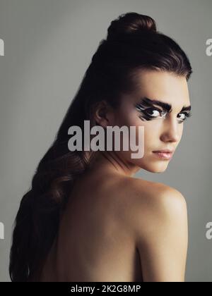 Le maquillage est mon animal d'esprit. Photo en studio d'une jeune femme attrayante portant un maquillage audacieux pour les yeux. Banque D'Images