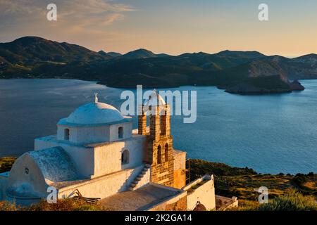 Église orthodoxe grecque dans le village de Plaka sur l'île de Milos Coucher de soleil en Grèce Banque D'Images