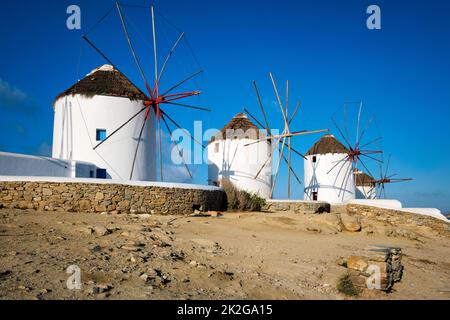 Moulins à vent traditionnels grecs sur l'île de Mykonos au lever du soleil, les Cyclades, Grèce Banque D'Images