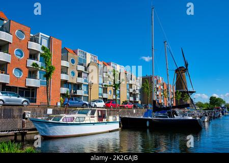 Vue sur le port de Delfshaven et l'ancien moulin à grains de Destilleerketel. Rotterdam, pays-Bas Banque D'Images