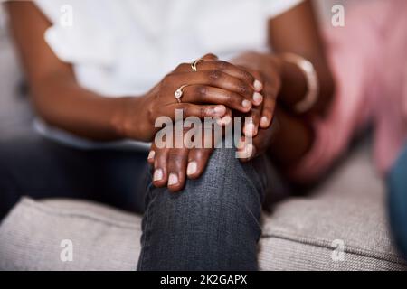 Vous êtes tous mal besoin. Photo courte d'un couple méconnaissable tenant les mains tout en étant assis ensemble. Banque D'Images