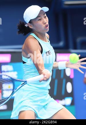 Tokyo, Japan. 23rd Sep, 2022. Zhang Shuai of China returns the ball against Petra Martic of Croatia at the singles quarter final match at the Toray Pan Pacific Open tennis tournament at the Ariake Coliseum in Tokyo on Friday, September 23, 2022. Zhang defeated Martic 7-5, 6-2. Credit: Yoshio Tsunoda/AFLO/Alamy Live News Banque D'Images