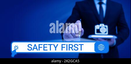 Affiche indiquant la sécurité d'abord. Mot pour éviter tout risque inutile vivre en toute sécurité faire attention Banque D'Images