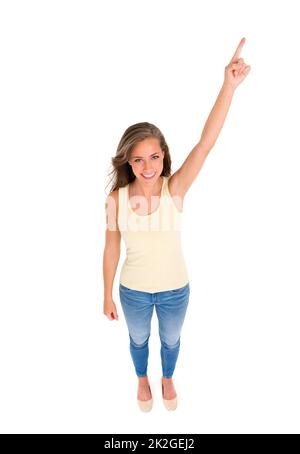 Shes a eu une confiance décontractée à son sujet. Photo en grand angle d'une belle jeune femme debout sur fond blanc. Banque D'Images