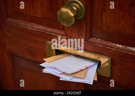 Vous avez du courrier. Photo rognée de lettres dans une boîte de lettres. Banque D'Images