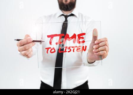 Temps d'écriture du texte à ListenGive attention à quelqu'un ou quelque chose afin d'entendre. Mot écrit sur donner l'attention à quelqu'un ou quelque chose dans Banque D'Images