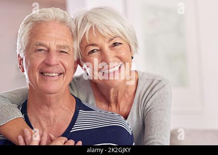 Shes mon heureux toujours après. Portrait d'un heureux couple senior à la maison. Banque D'Images