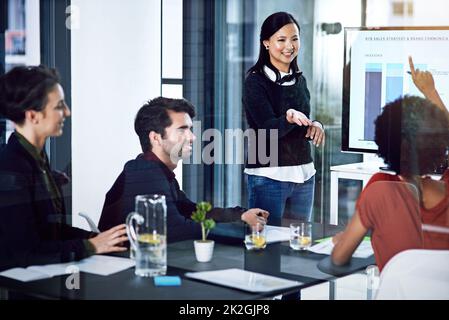 Vas-y. Photo courte d'une jeune femme d'affaires qui donne une présentation dans la salle de réunion. Banque D'Images